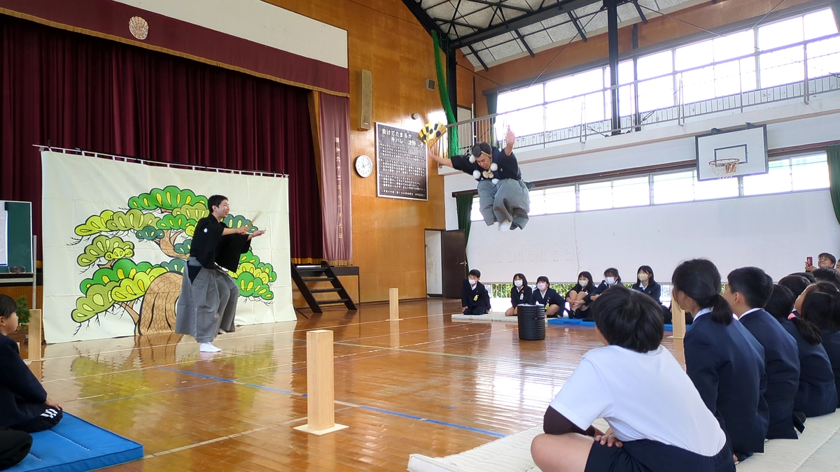 肝付町立波野小学校、曽於市立恒吉小学校での狂言体験、終了しました！