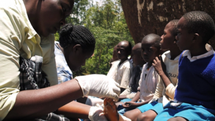 日本の皆さんの善意をケニアへ！貧しい子どもたちに運動靴を