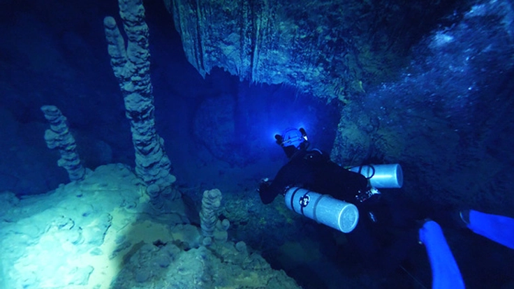 鹿児島県徳之島天城町。日本最大級の水中鍾乳洞、全貌を解明へ!