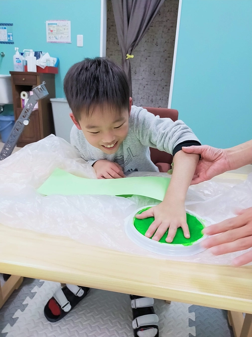 スタンプではらぺこあおむしを作っています！