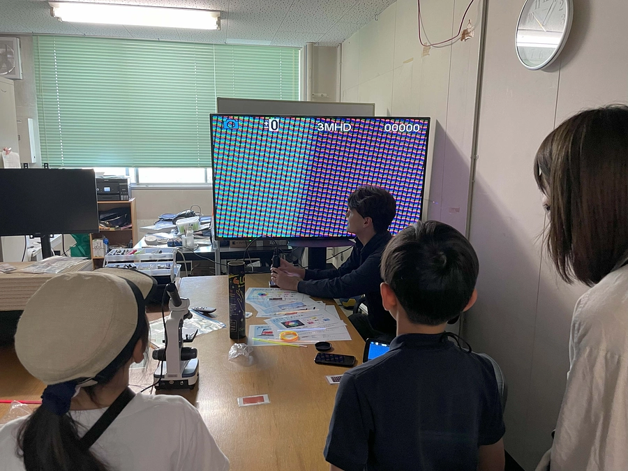 オープンキャンパスでスマートフォンディスプレイの仕組みを学ぶ企画を行いました！