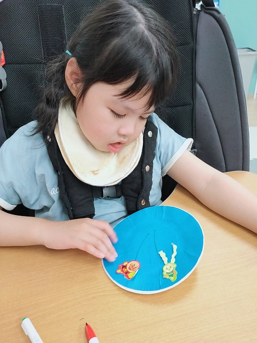 みんなで紙皿水族館をつくりました！