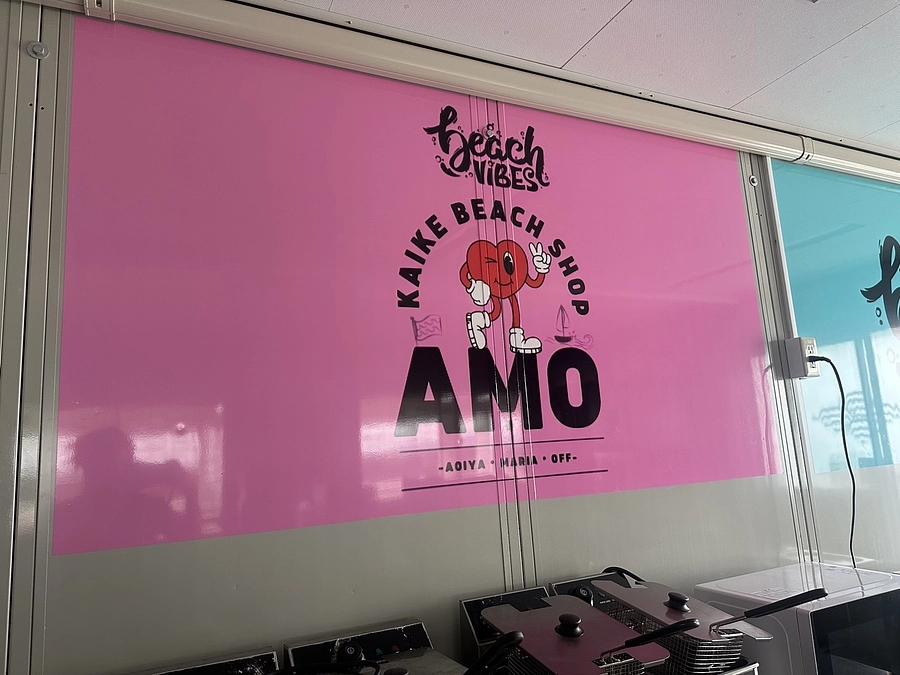 内装にロゴマークのステッカーを貼りました！