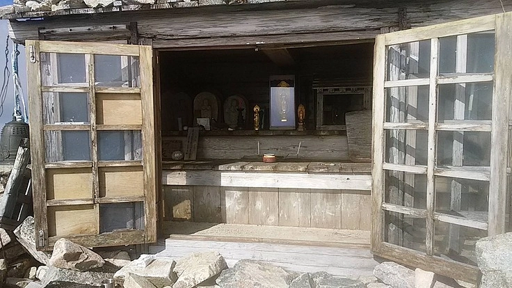 築50年以上、標高2926ｍにて風雪に耐えぬいた薬師岳祠再建