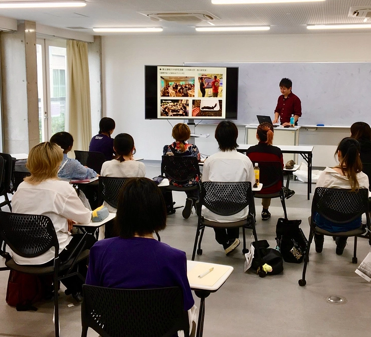 京都市立芸術大学でオオサンショウウオの化石と復元画に関する特別講義を行いました（6/27）