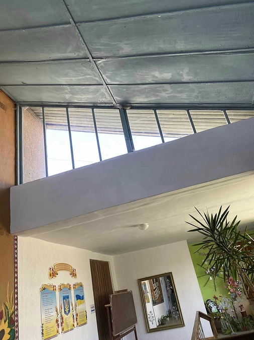 リヴィウ州のある小学校の窓