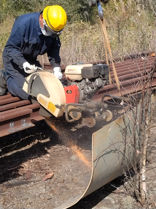 レール敷設の準備　＜切断＞＜穴あけ＞