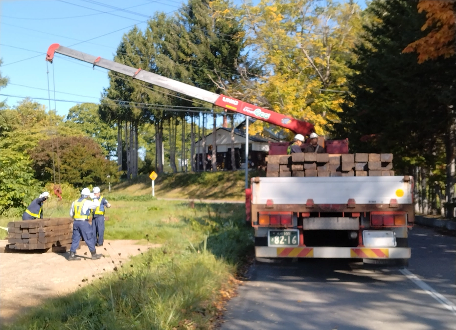 レール　枕木の搬入を行いました。