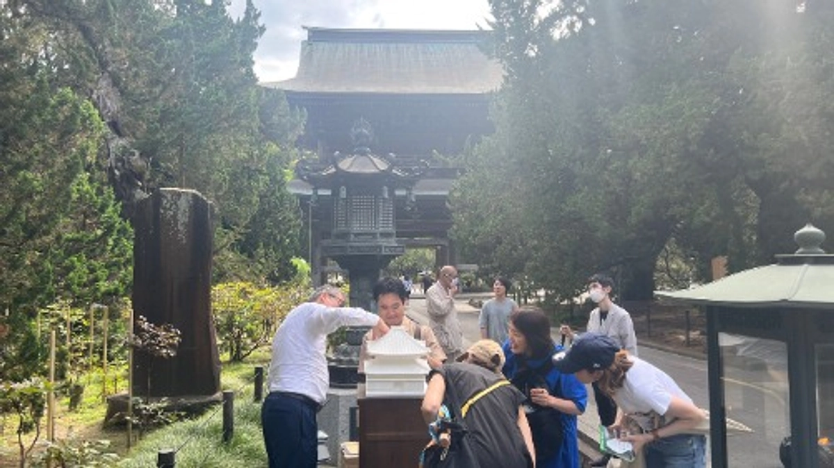 建長寺境内でヒアリング　さわってもらう体験をしました