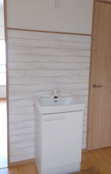 工房内の壁紙の貼り替えを始めました。