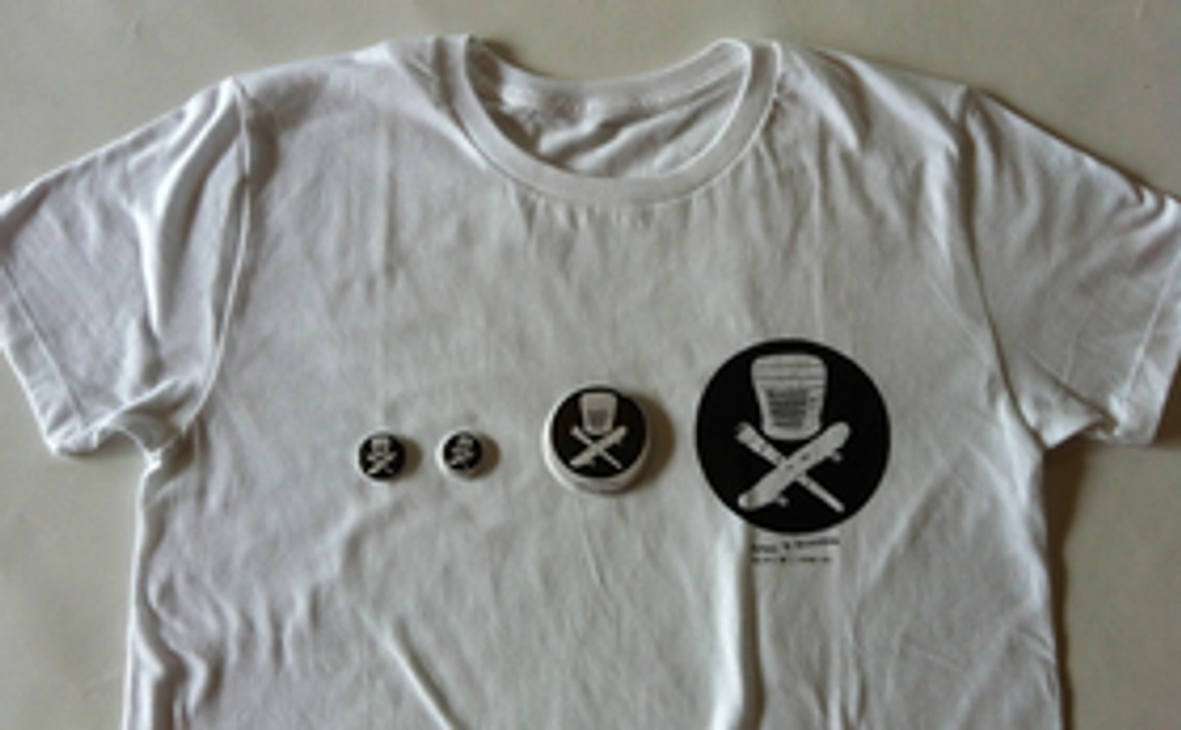 ￥3,000のリターン＋オリジナルTシャツ、バッジセット