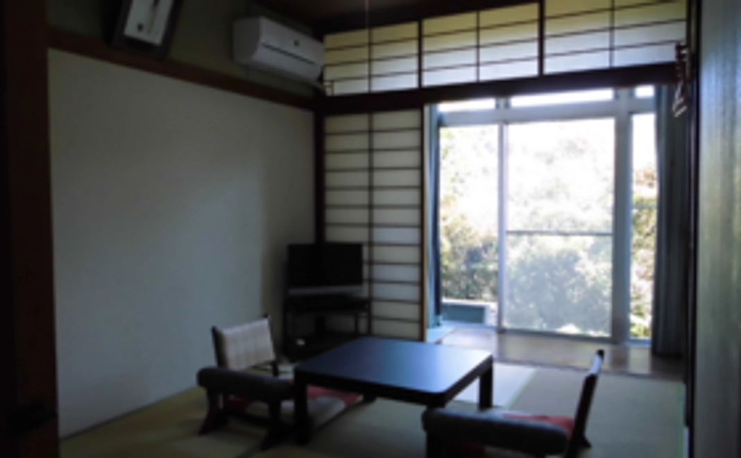 【宿泊無料｜緑に囲まれた静観な宿で、天然温泉を楽しみ気楽に1人宿泊】