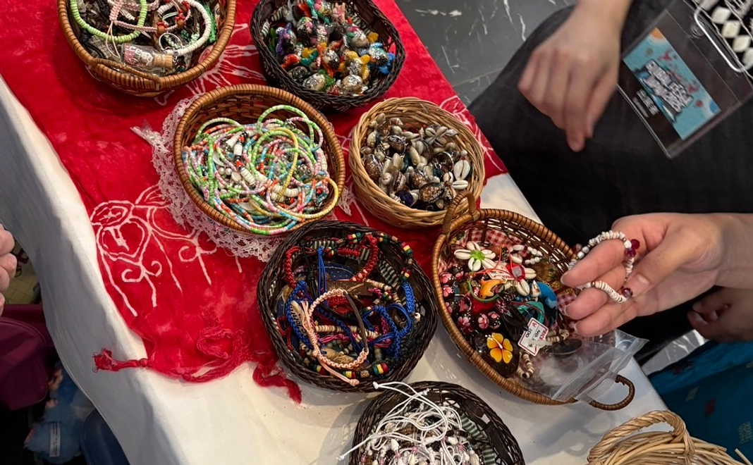 支援を受けた子どもからのお礼のカード／手作り貝細工ブレスレット