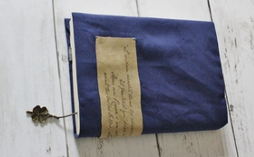 心を込めて作ったブックカバーをお送りします