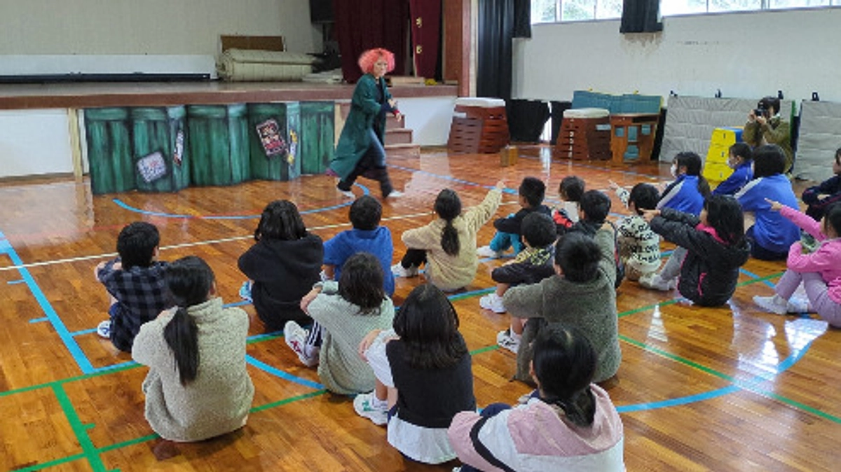宇検村立名柄小中学校と阿室小中学校でパントマイム体験が実施されました！