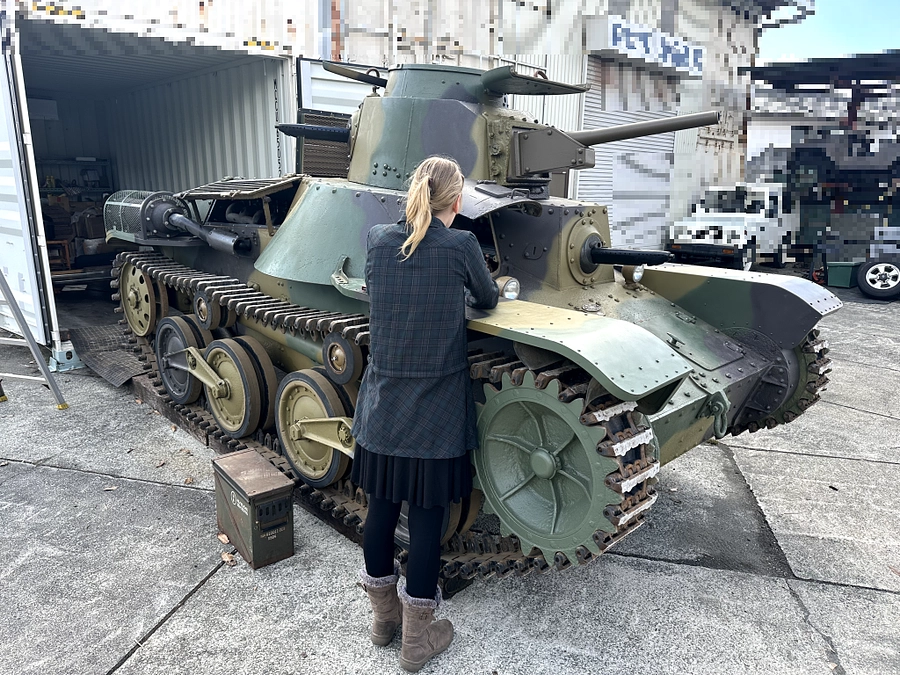オーストラリアより女性戦車修復メカニックが来日！？