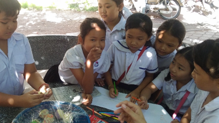 未来のために、カンボジアの子どもたちへ栄養あるお菓子を！