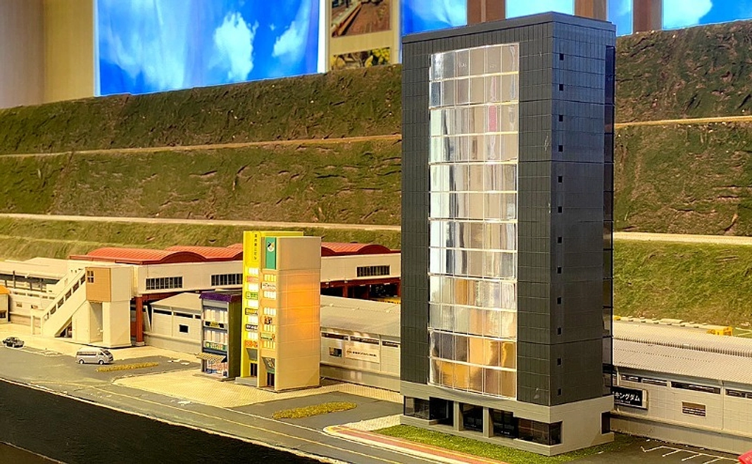 25万円｜伊勢ジオラマ食堂のジオラマ上に12階建大型ビルの模型を分譲（1年間）