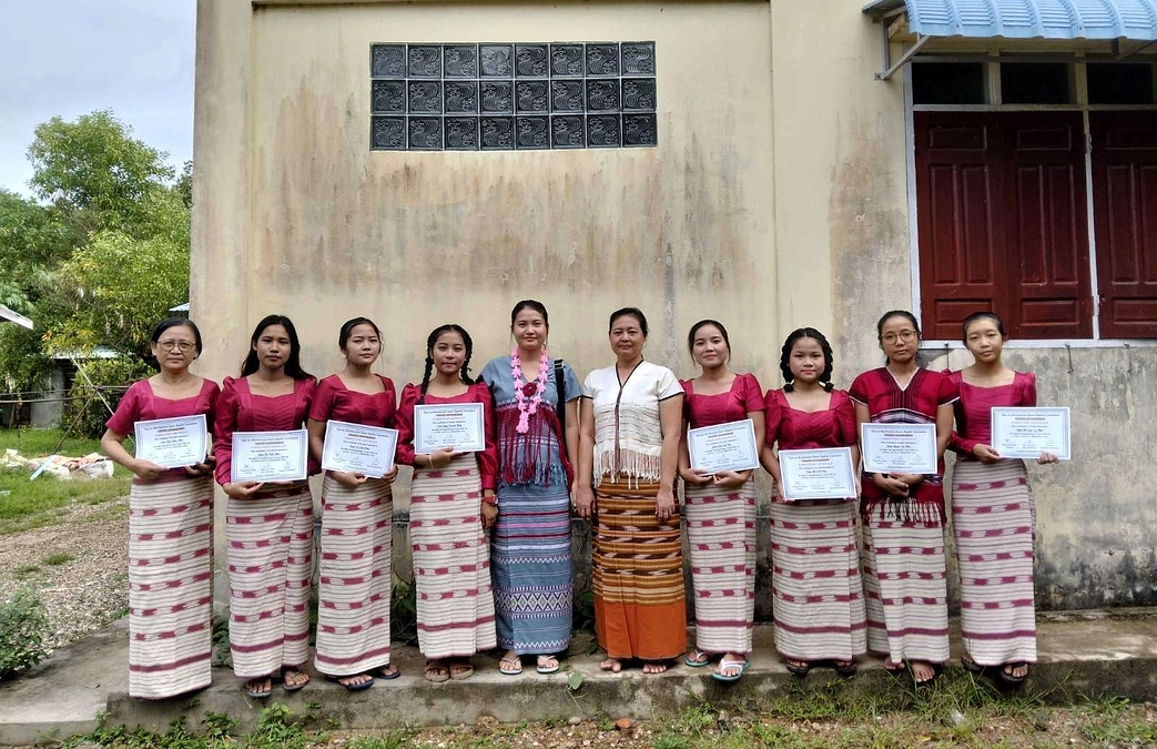 伝統布をまとって迎えた卒業の日