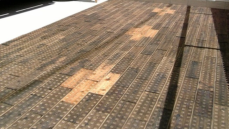 花粉対策にも効果あり！廃棄木材を圧縮して、歩道レンガに！