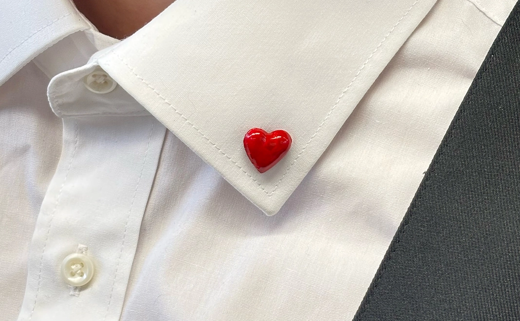 ハートのピンバッチ