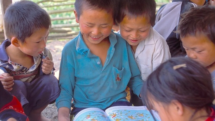 ラオスの小さな村の図書館を、世界の絵本と出会える素敵な場に！