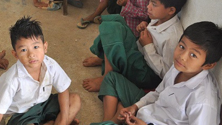 ミャンマーの小さな村の小学校に、ぬくもりある木の床を届けたい