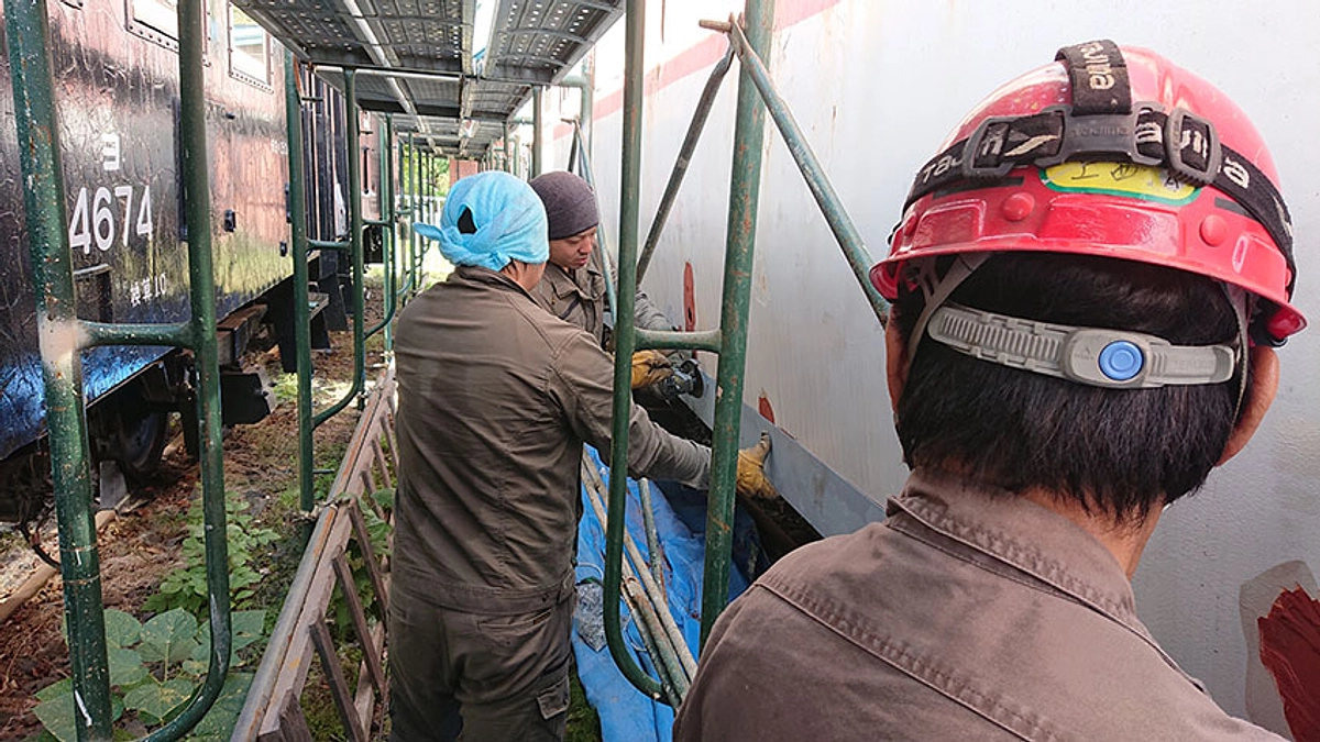 ９月２５日～２７日、キハ２７の板金作業を行いました。