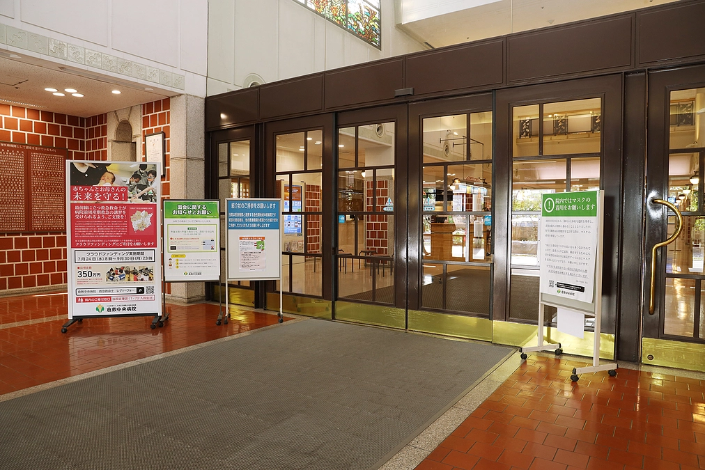 各玄関にクラウドファンディングのご案内看板を設置しました