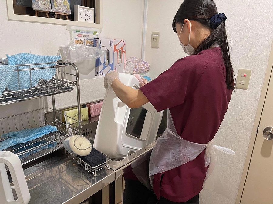 シェルターでは清潔・衛生も大事な仕事、スタッフも頑張っています