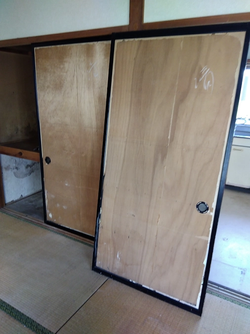 壁紙を張る前が大変です