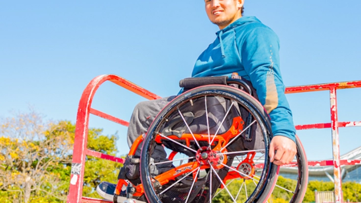 車いす、宙を舞う。日本人初バックフリップ成功の第一歩はじまる