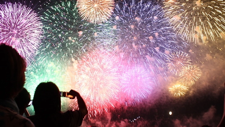 40年以上続く筑波大学「やどかり祭」の花火で新入生を歓迎したい
