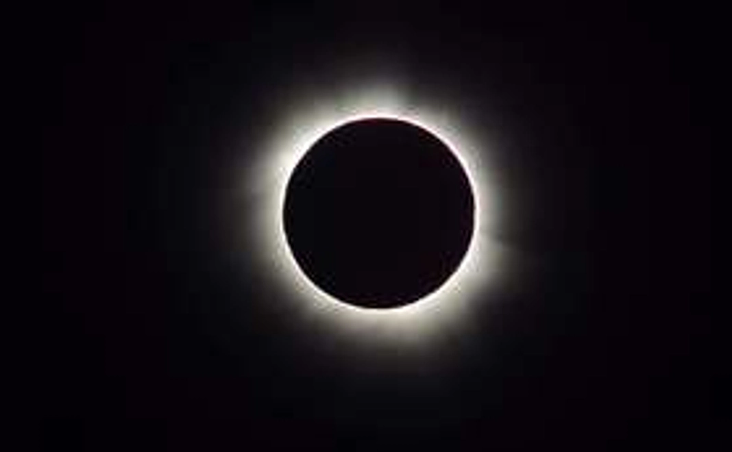 皆既日食の写真をパネルにし、ポストカード、フォトブックを添えてお届けします。