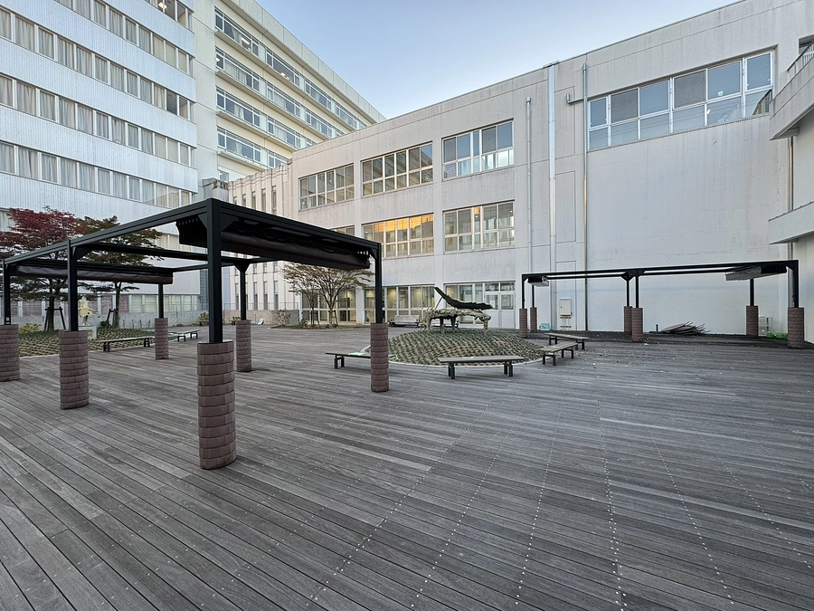 外来棟中庭にオーニングが設置されました