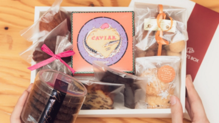 月1回のお楽しみ！町のお菓子さんの厳選スイーツが届く定期便Box