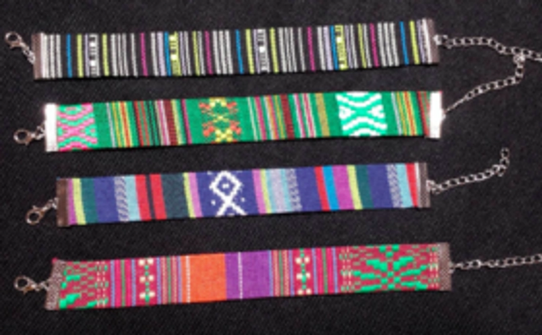 東ティモールのブレスレットをお届けします