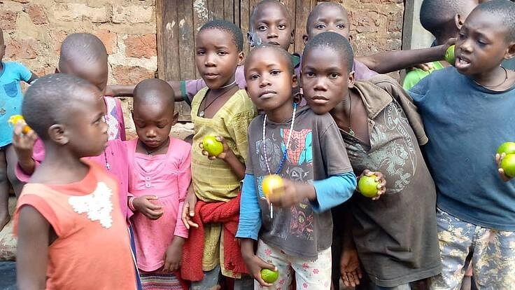 　ウガンダの孤児院　雨が降っても泥水がホームに入らないようにしたい