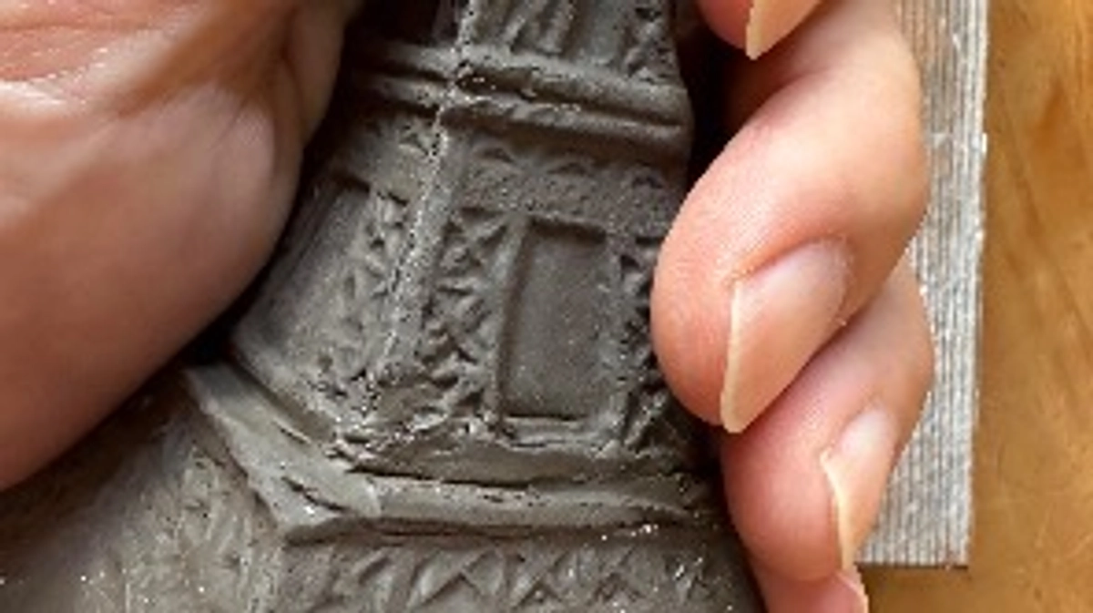 あと8日‼️ エッフェル塔型香合