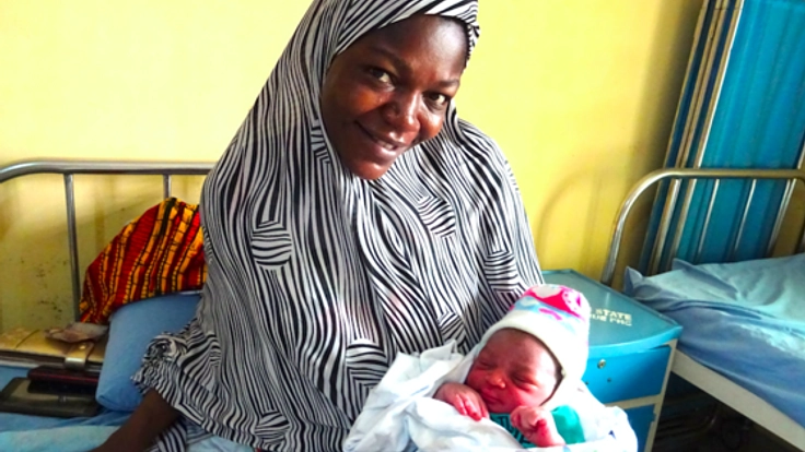 暗闇の分娩室。アフリカの母子のいのちを守る明かりを！