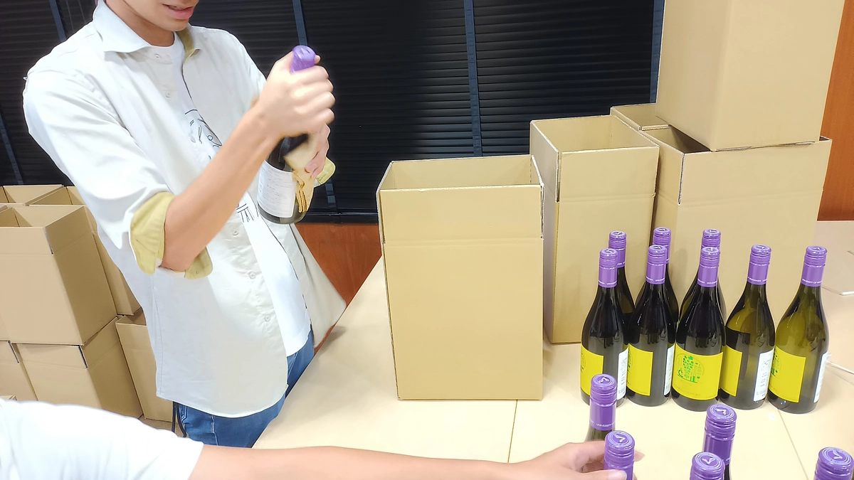 「シン・山梨大学ワイン2024」ラベル貼り作業を実施しました