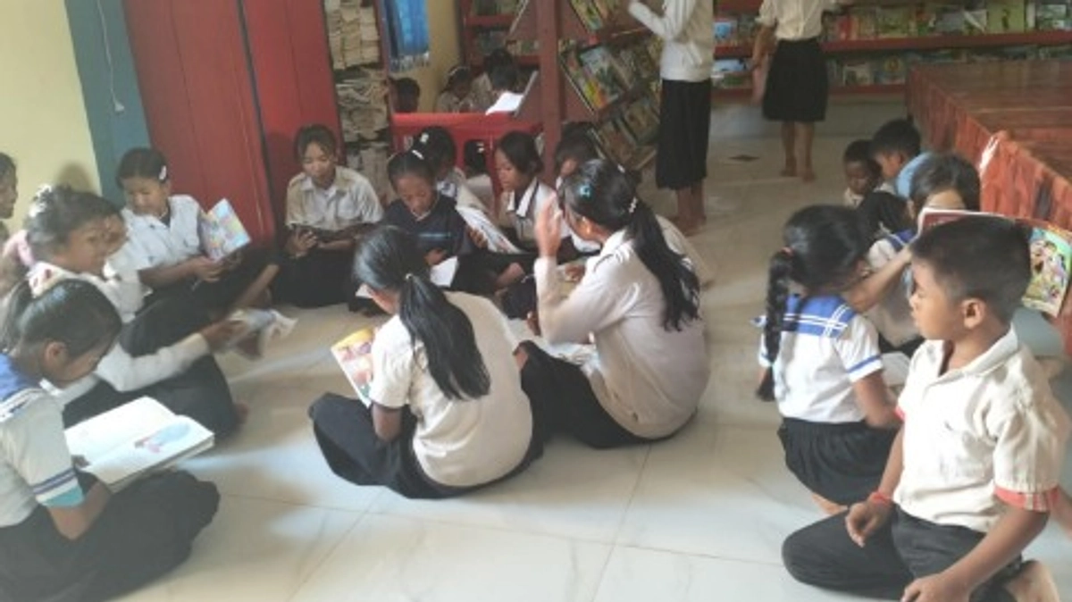 2024年プレイスバイ小学校の図書室の風景