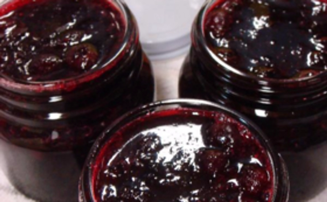 [クラウドファンディング限定　定価より安い、送料込みのお得なジャムとブドウのセット！]完成したブルーベリージャムと2Kgのブドウをお届けします！