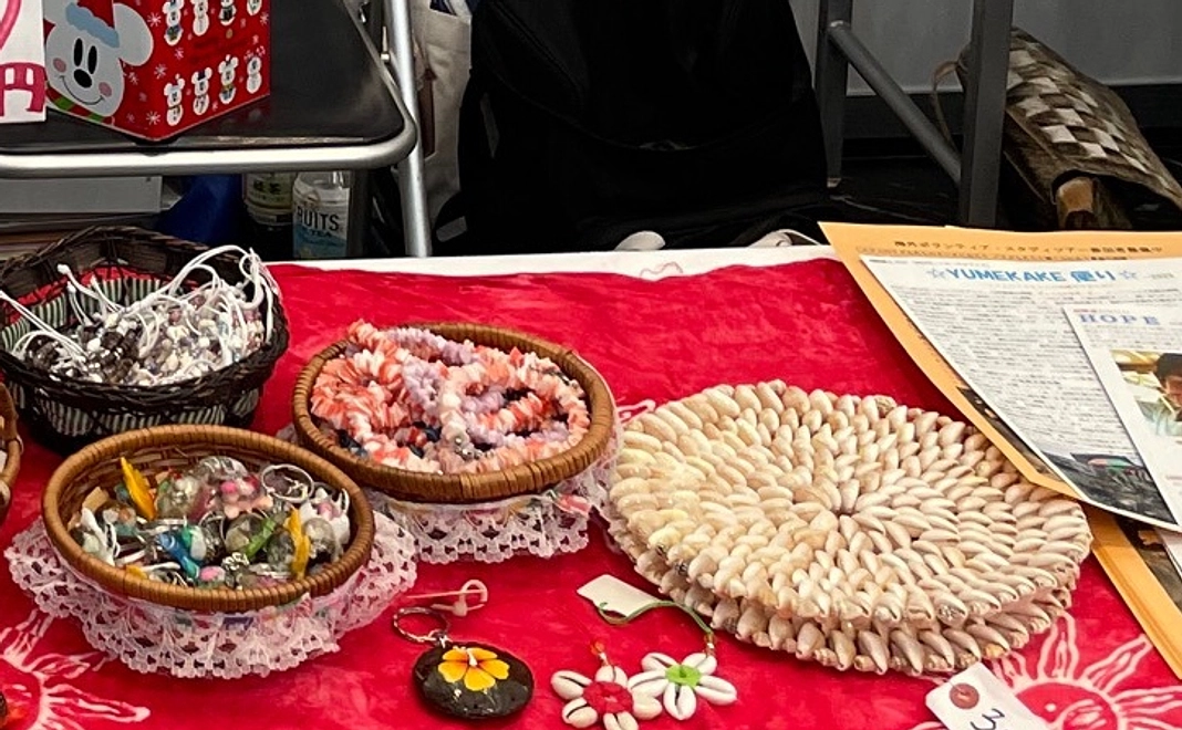 支援を受けた子どもからのお礼のカード／手作り貝細工マット（鍋敷き）