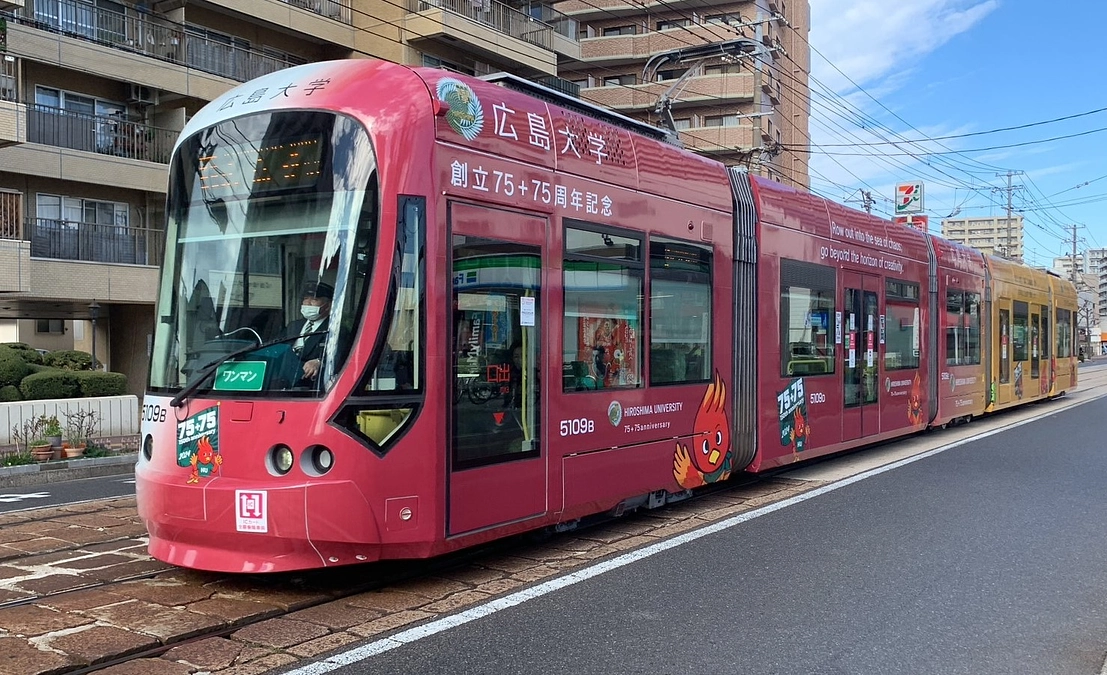ラッピング電車の運行が始まりました！