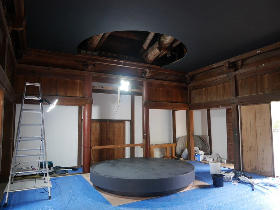 お堂の改修作業の進捗のご報告：モールテックス塗布