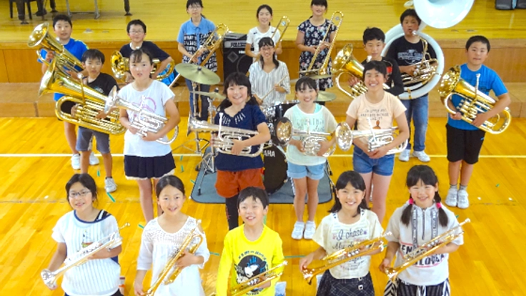 全校児童32名。西内小学校の金管バンドが夢の北海道演奏会へ！