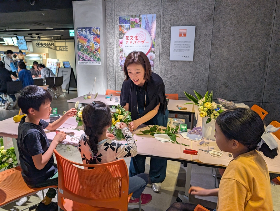 前期は本日で終了です。明日から後期のリーダーの花が飾られます。