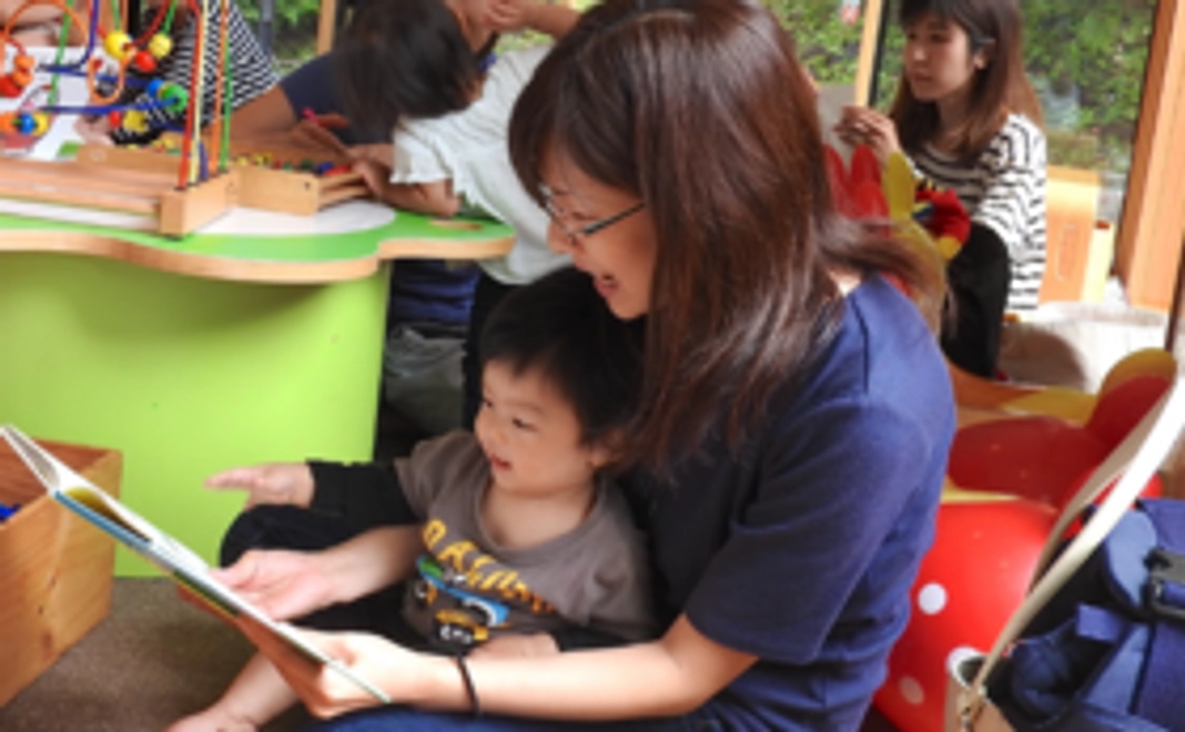 絵本をお届けします。絵本の巻末に支援者のお名前（小）を掲載します。