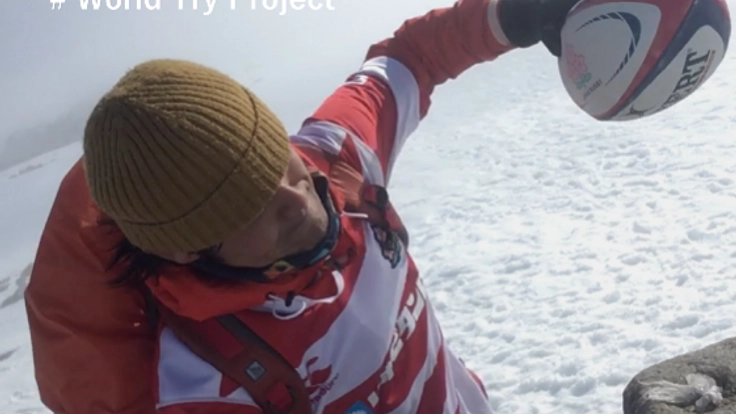 対戦相手は25カ国！この男、ラグビーボールを最高峰にトライ中